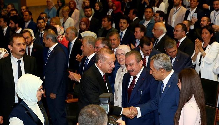 Kongreye katılan Bülent Arınç'tan sitem dolu sözler