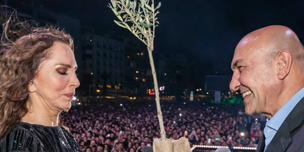 Konser değil sanki miting! Cukkayı indiren Sertab Erener oyunun rengini verdi