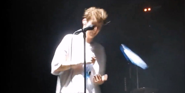 Konserde şok: Yüzüne şişe yedi