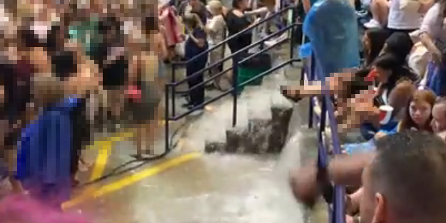Konseri su bastı! Görevliler seyircileri tekmeledi