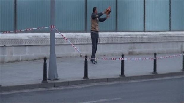 Konsolosluk önünde büyük panik