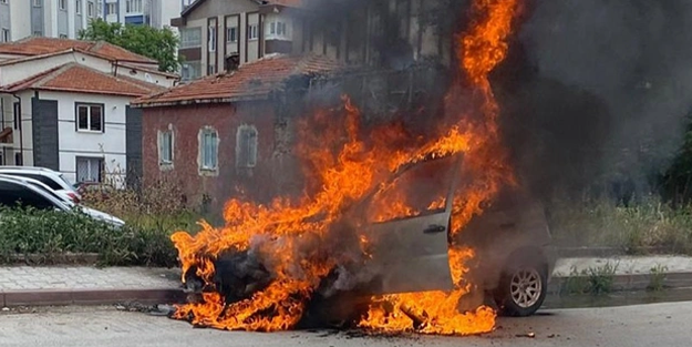Kontağı çevirince araba böyle yandı!