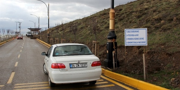 Kontağı kapalı otomobiller yokuş yukarı çıkıyor