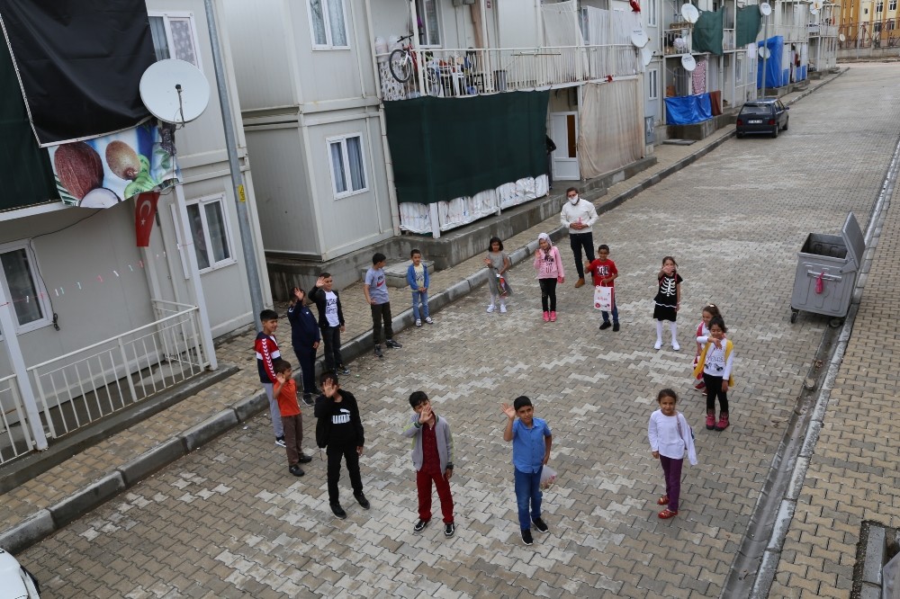 Konteyner kentlerde çocukların bayram sevinci 