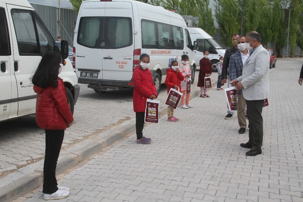 Konteyner kentte sosyal mesafeli kitap dağıtımı 