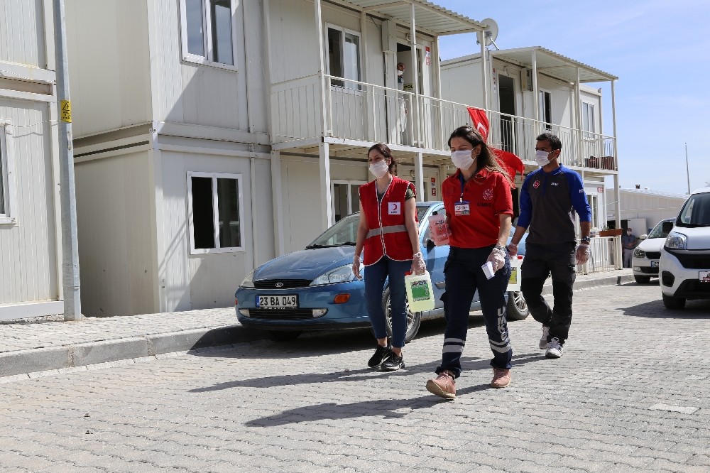 Konteyner kentte yaşayan ailelere, dezenfektan dağıtıldı 