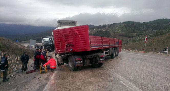 Kontolden çıkan TIR duvara çarptı: 1 yaralı