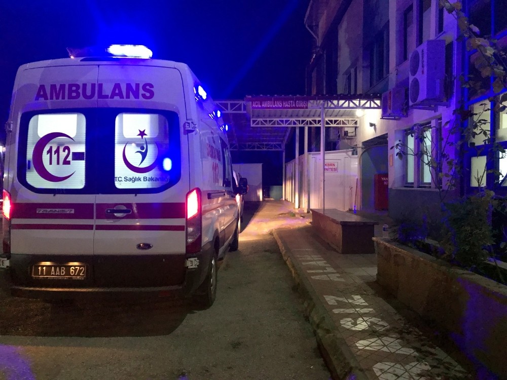 Kontrol çıkan araç ağaca çarparak durabildi, 1 yaralı 