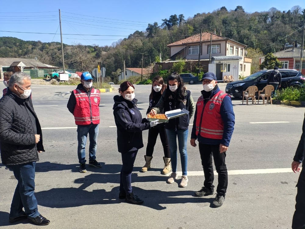 Kontrol noktasında polislere tatlı ikram ettiler 