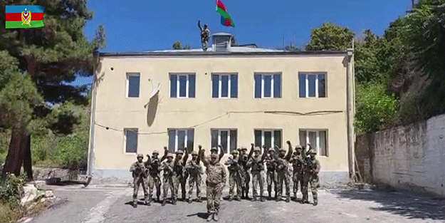 Kontrol sağlandı! Azerbaycan ordusu Laçın'da bayrak dalgalandırdı