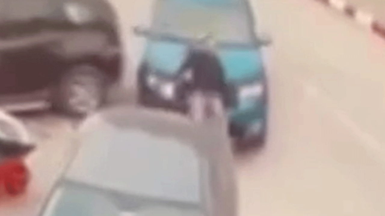 Kontrolden çıkan araba önüne geleni biçti! İşte o korkunç anlar!