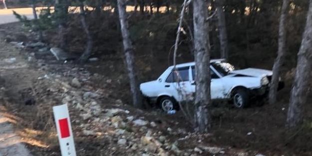 Kontrolden çıkan araç ağaçlara çarpıp durabildi