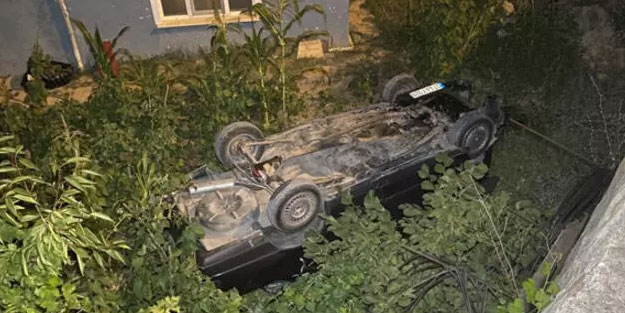 Kontrolden çıkan araç bahçeye düştü