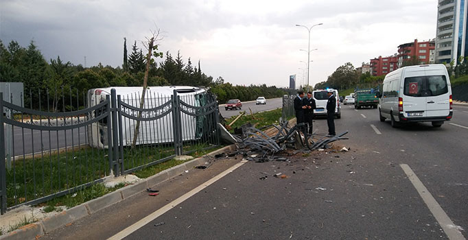 Kontrolden çıkan araç bariyerlere çarpıp refüje çıktı: 1 kişi yaralı