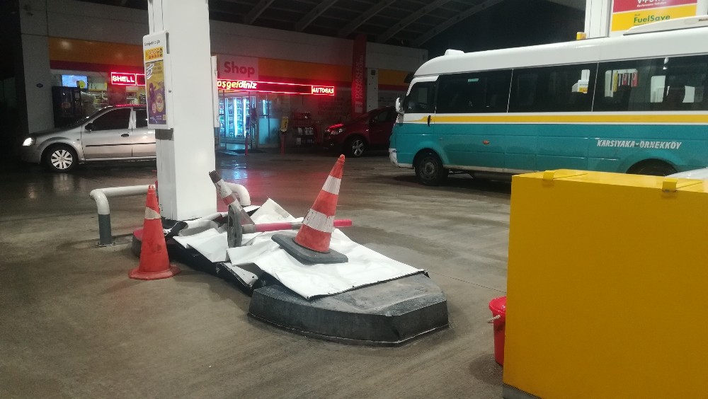 Kontrolden çıkan araç benzinliğe böyle daldı 
