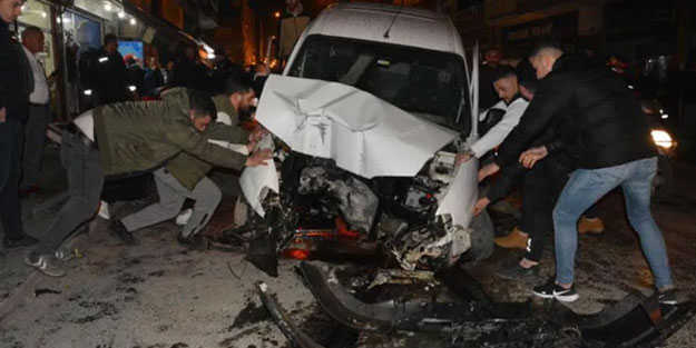 Kontrolden çıkan araç caddeyi birbirine kattı