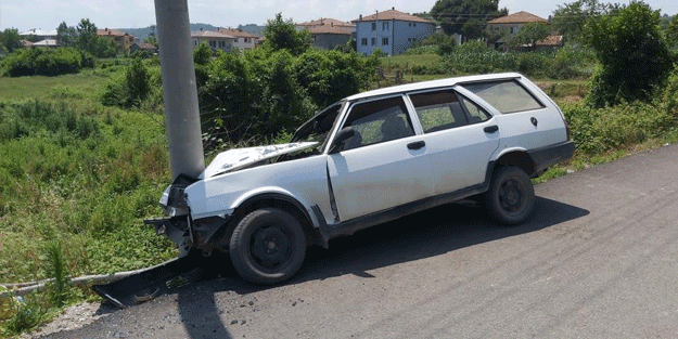 Kontrolden çıkan araç direğe çarptı: Yaralılar var