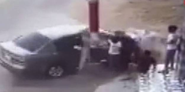 Kontrolden çıkan araç düğünü kana buladı