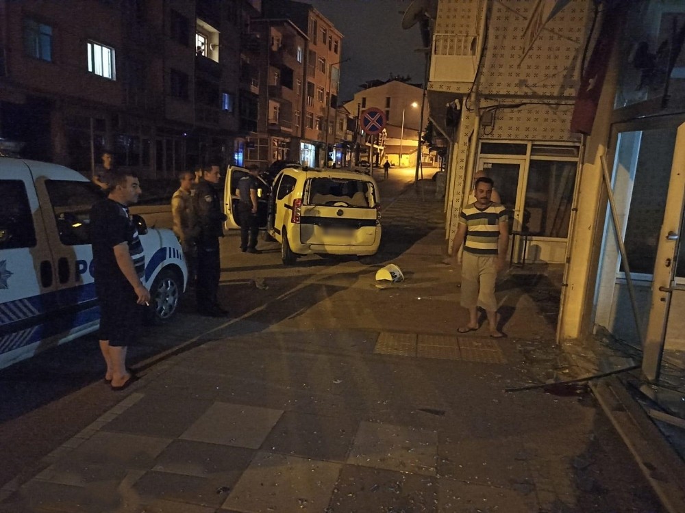 Kontrolden çıkan araç kahvehaneye girdi 
