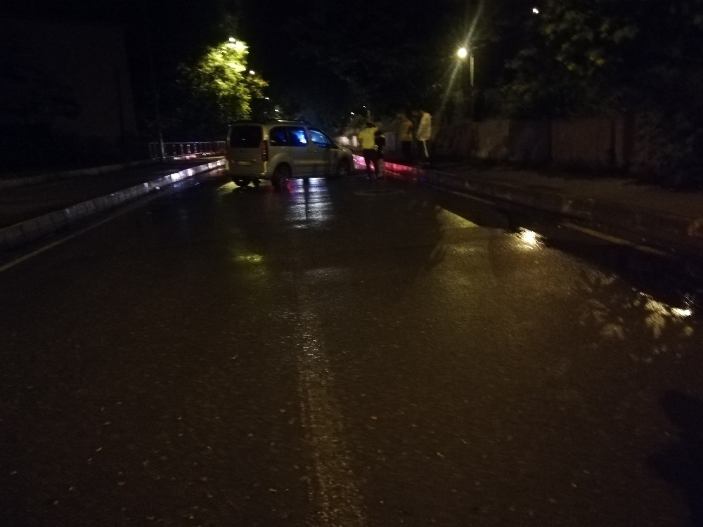 Kontrolden çıkan araç kaldırma çarptı 