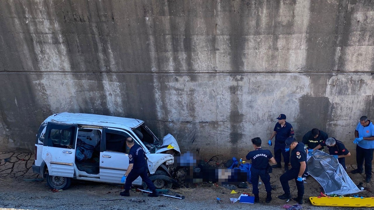 Kontrolden çıkan araç köprüden aşağı uçtu: 2 ölü