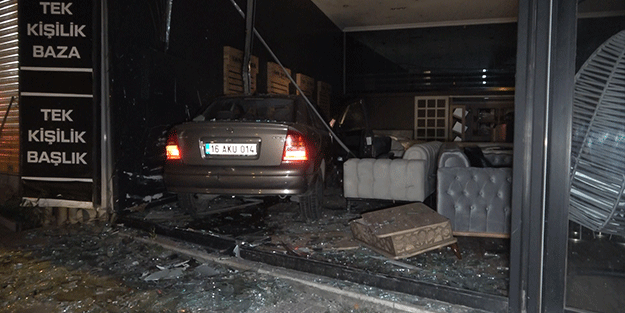 Kontrolden çıkan araç mobilya dükkanına girdi