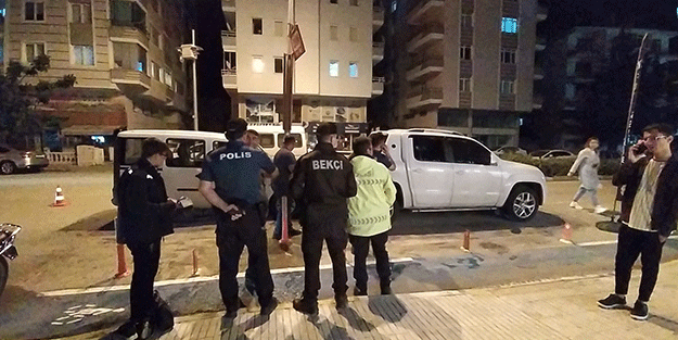 Kontrolden çıkan araç park halindeki kamyonete çarptı