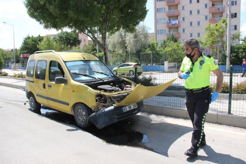Kontrolden çıkan araç refüj korkuluklarını yıktı 