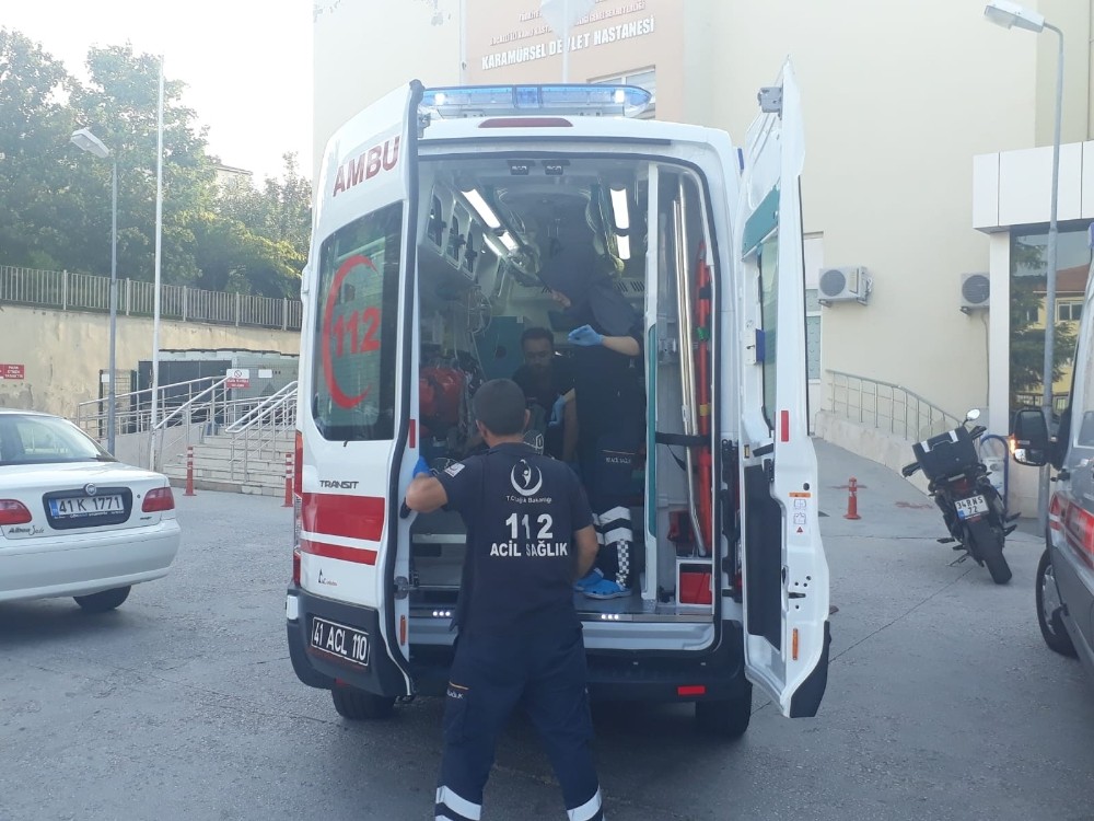 Kontrolden çıkan aracın çarptığı 2 kardeş yaralandı 