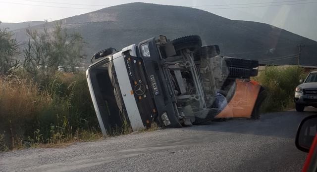 Kontrolden çıkan beton mikseri kaza yaptı 