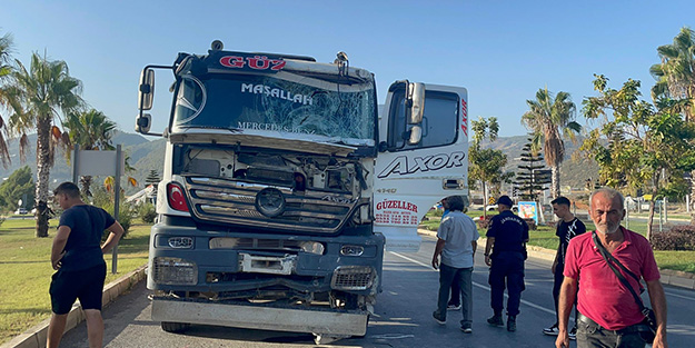 Kontrolden çıkan beton mikseri, önüne geleni yıkıp geçti