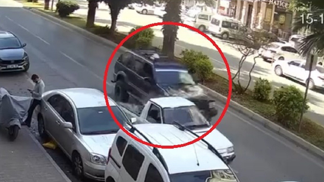 Kontrolden çıkan cip kamyonete çarptı