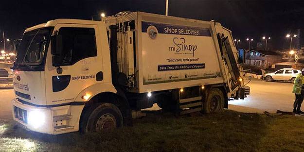 Kontrolden çıkan çöp kamyonu refüje çıktı