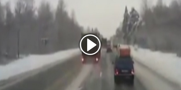 Kontrolden çıkan kamyon ciple çarpıştı