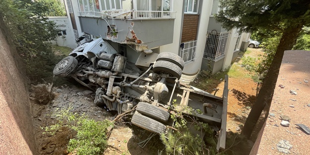 Kontrolden çıkan kamyon, evin üzerine devrildi