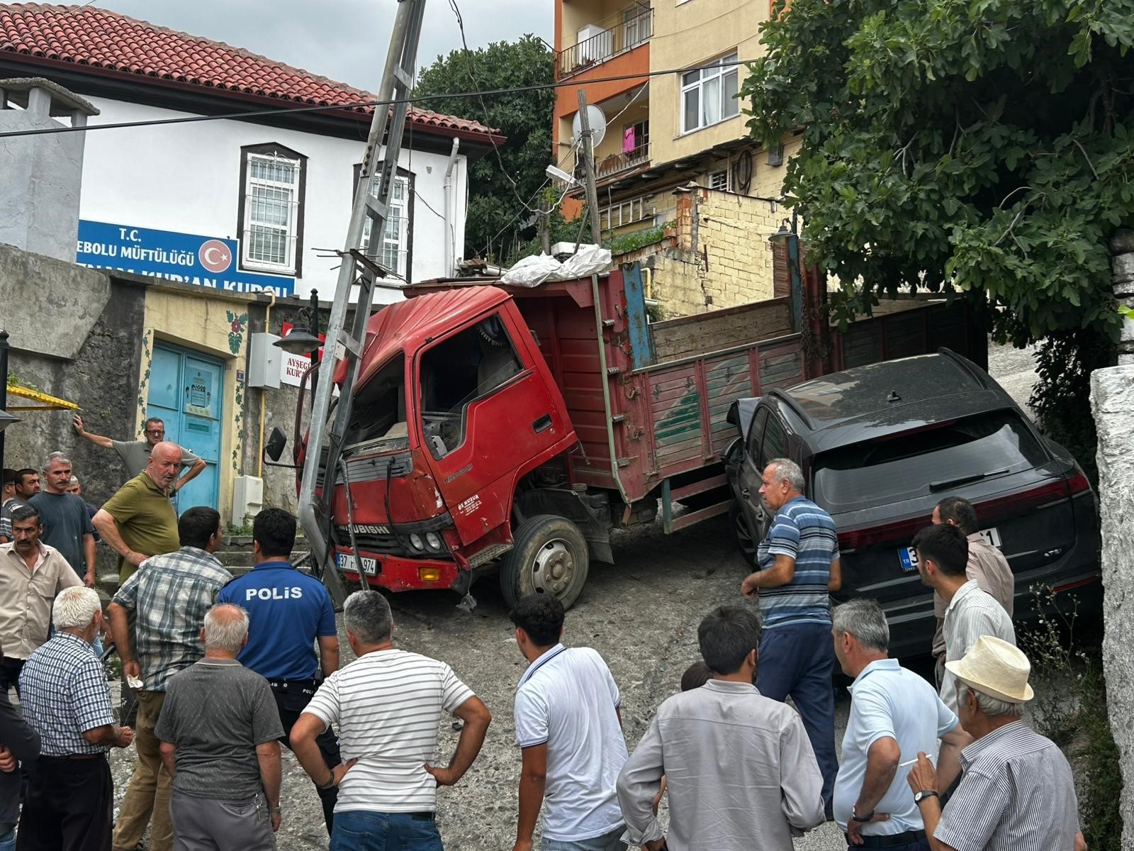 Kontrolden çıkan kamyon park halindeki araç ile elektrik direğine çarparak durabildi