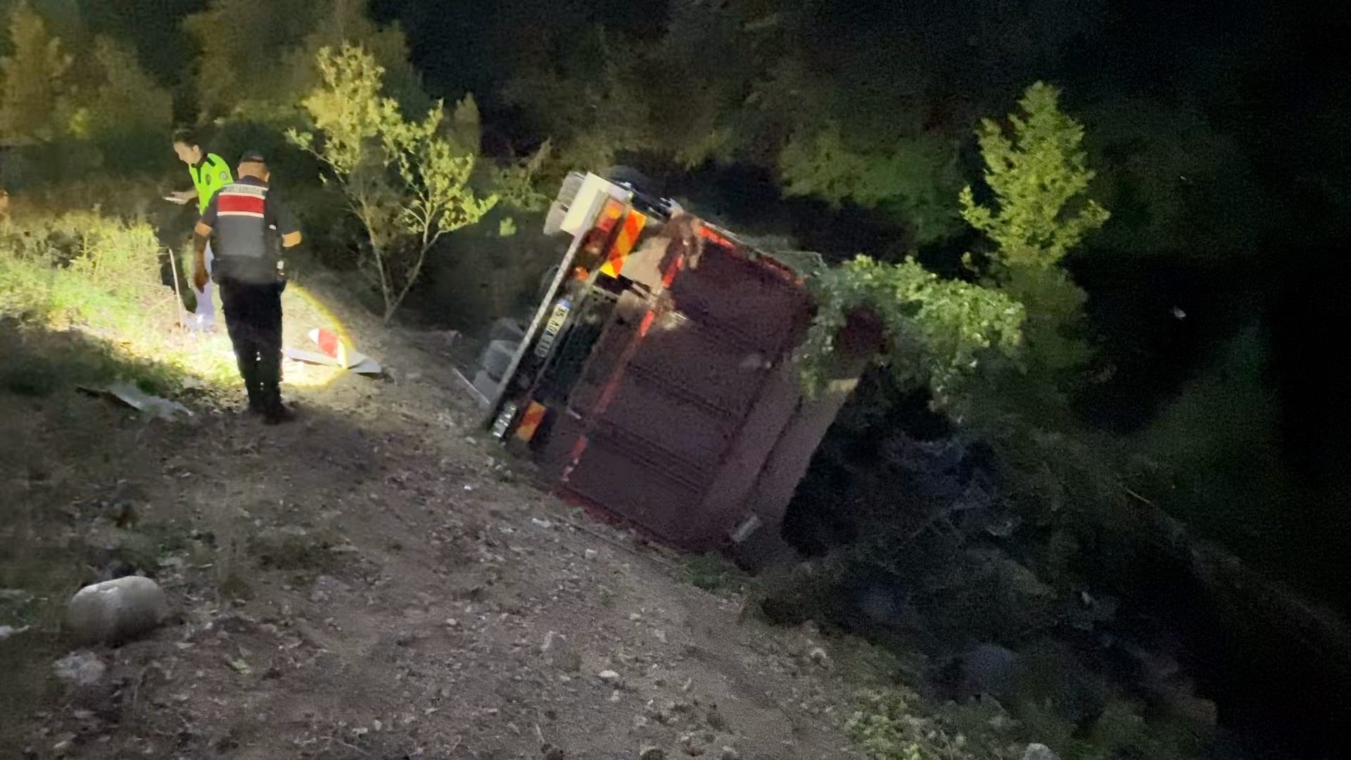 Kontrolden çıkan kamyon şarampole yuvarlandı: 3 yaralı