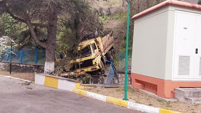 Kontrolden çıkan kamyon su tesisine uçtu: 1 öldü, 2 kişi yaralandı