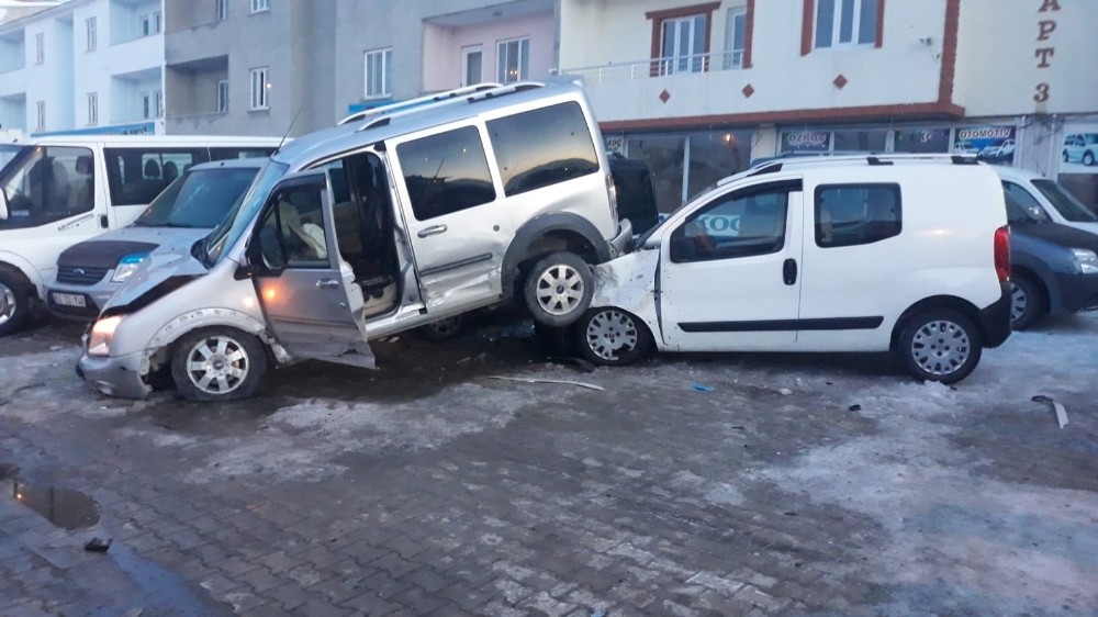 Kontrolden çıkan kamyonet adeta uçtu 