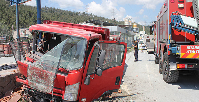 Kontrolden çıkan kamyonet dehşet saçtı