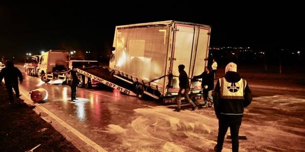 Kontrolden çıkan kamyonet devrildi
