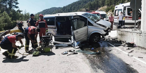 Kontrolden çıkan minibüs beton bariyere çarptı, 2 kişi hayatını kaybetti