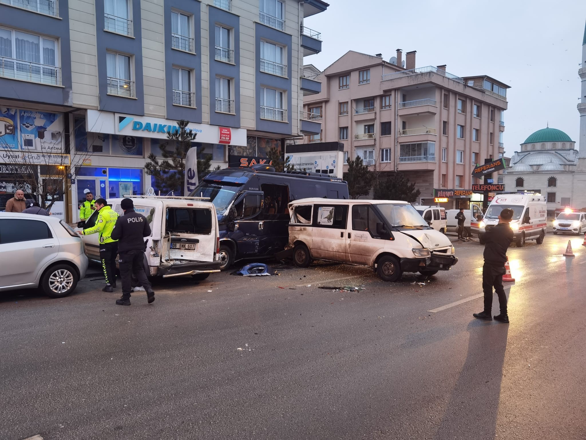 Kontrolden çıkan minibüs park halindeki 4 aracı biçti