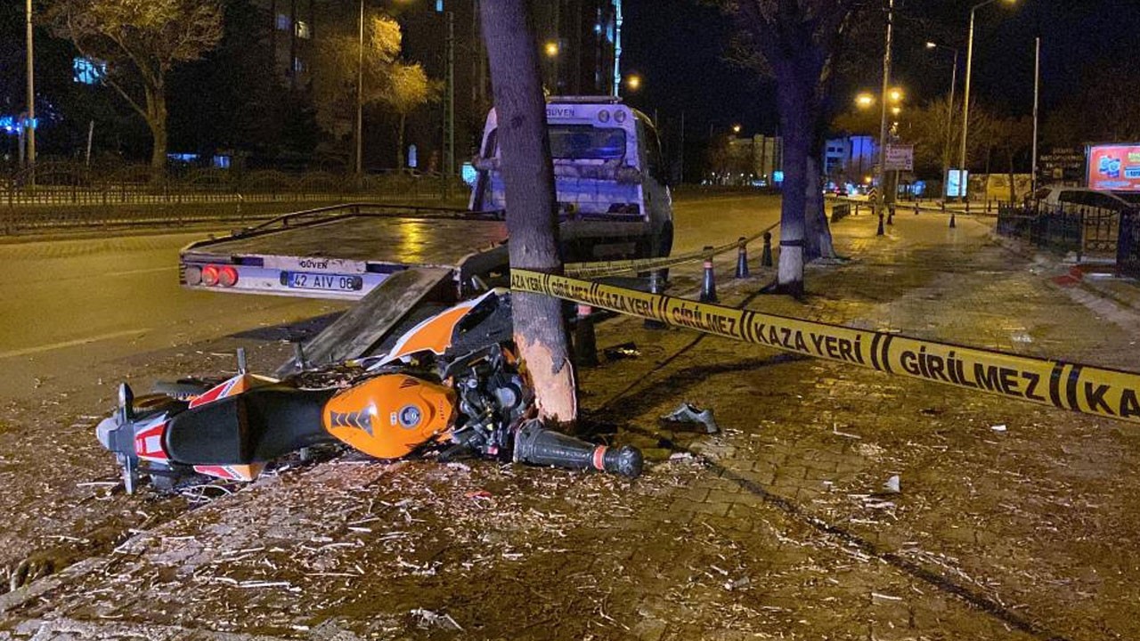 Kontrolden çıkan motosiklet ağaca saplandı! 2 yaralı