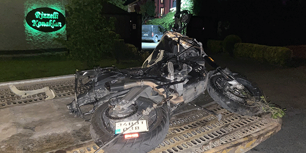 Kontrolden çıkan motosiklet kaldırımda yürüyen gence çarptı: 2 ölü