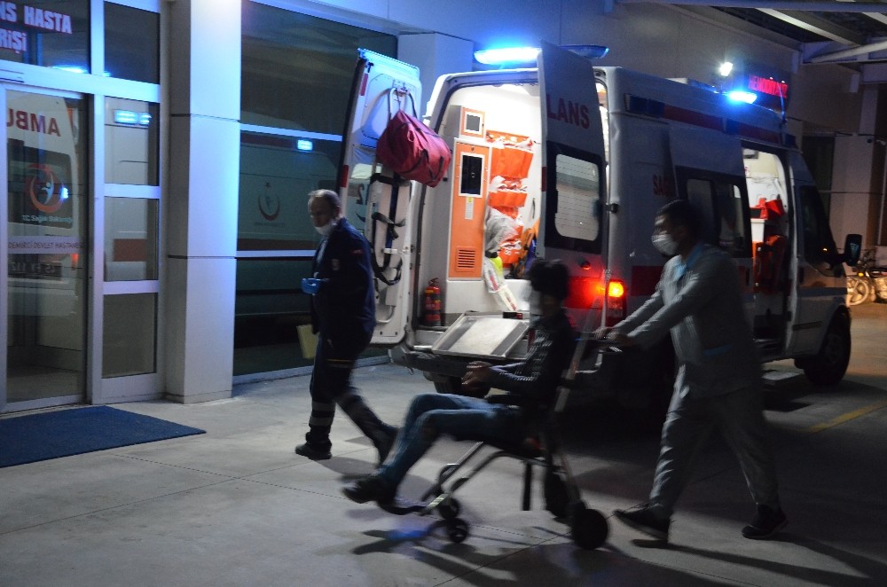 Kontrolden çıkan motosiklet yolda yürüyen yayaya çarptı: 3 yaralı 