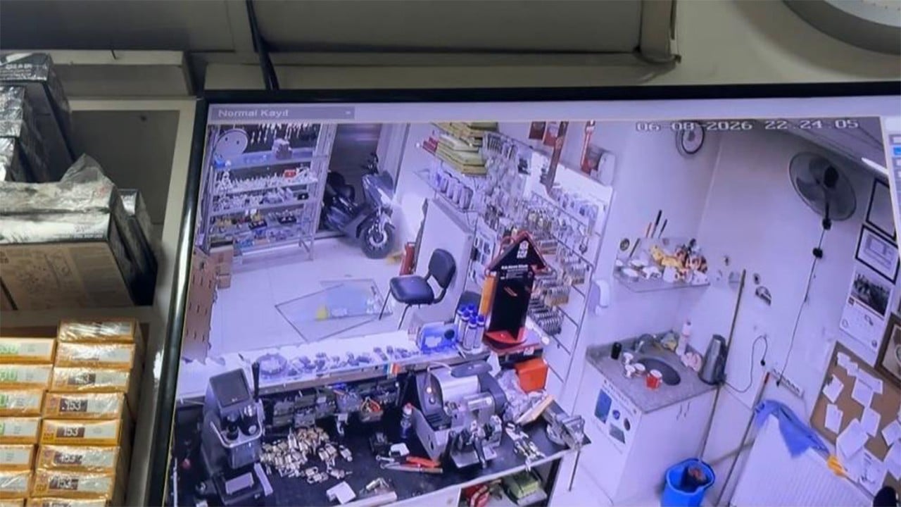 Kontrolden çıkan motosikletiyle dükkana camdan girdi!