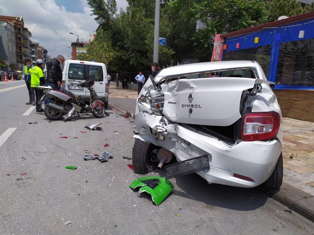 Kontrolden çıkan otobüs park halindeki otomobiller ve motosiklete çarptı 