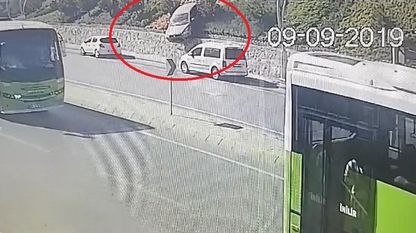 Kontrolden çıkan otomobil 20 metre yükseklikten yola uçtu 