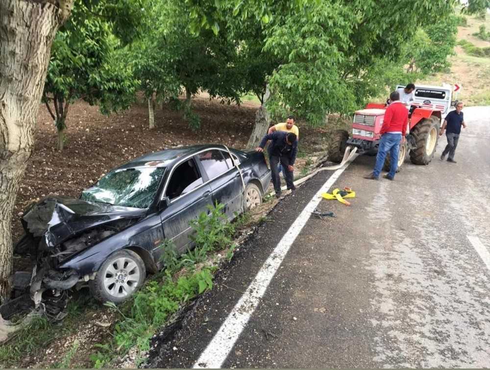 Kontrolden çıkan otomobil ağaca çarparak durabildi, 2 kişi yaralandı 